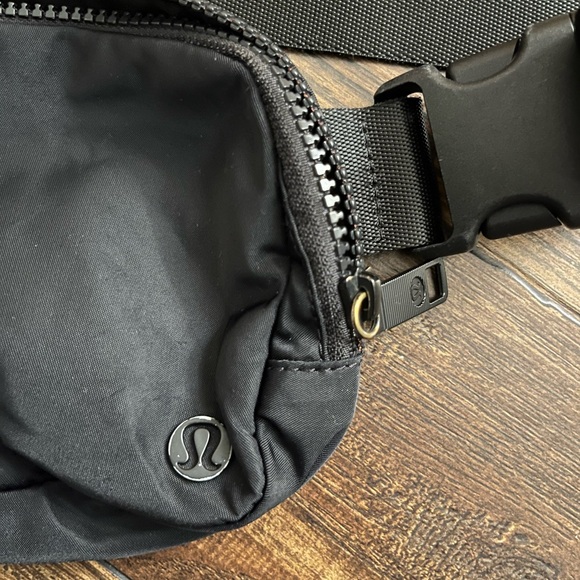 Lululemon Everywhere Belt Bag 1L - Picture 4 of 4